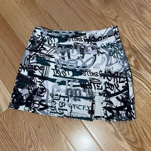 White Fox Graffiti-Print Mini Skirt size S
